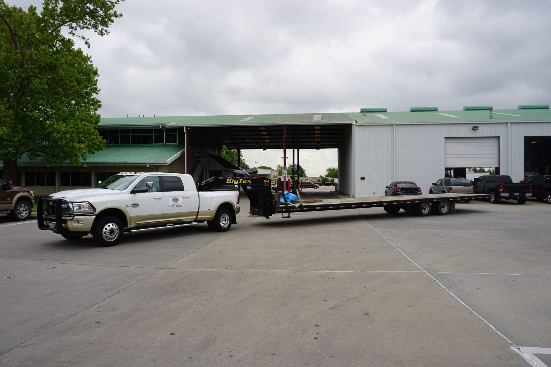 Hotshot pickup with gooseneck trailer